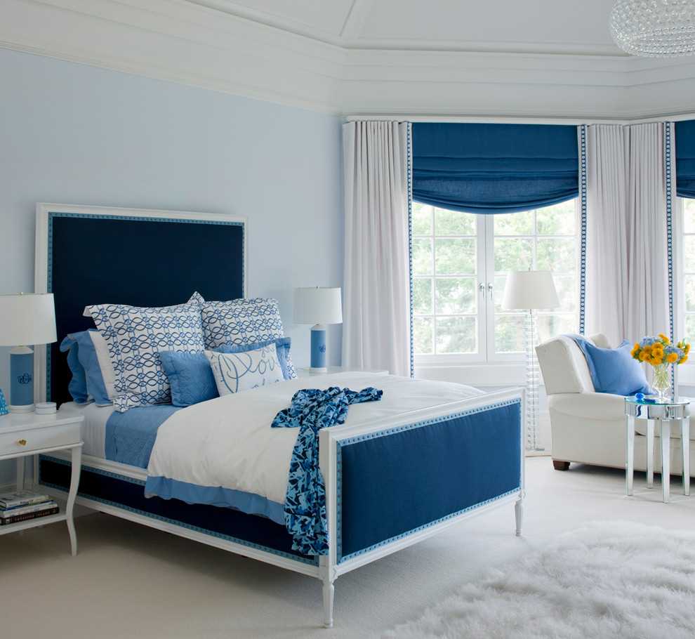 gaišs guļamistabas dekors zilā krāsā