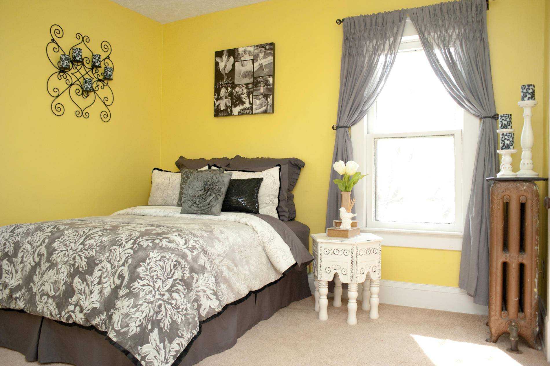 dalaman mustard warna apartmen yang indah