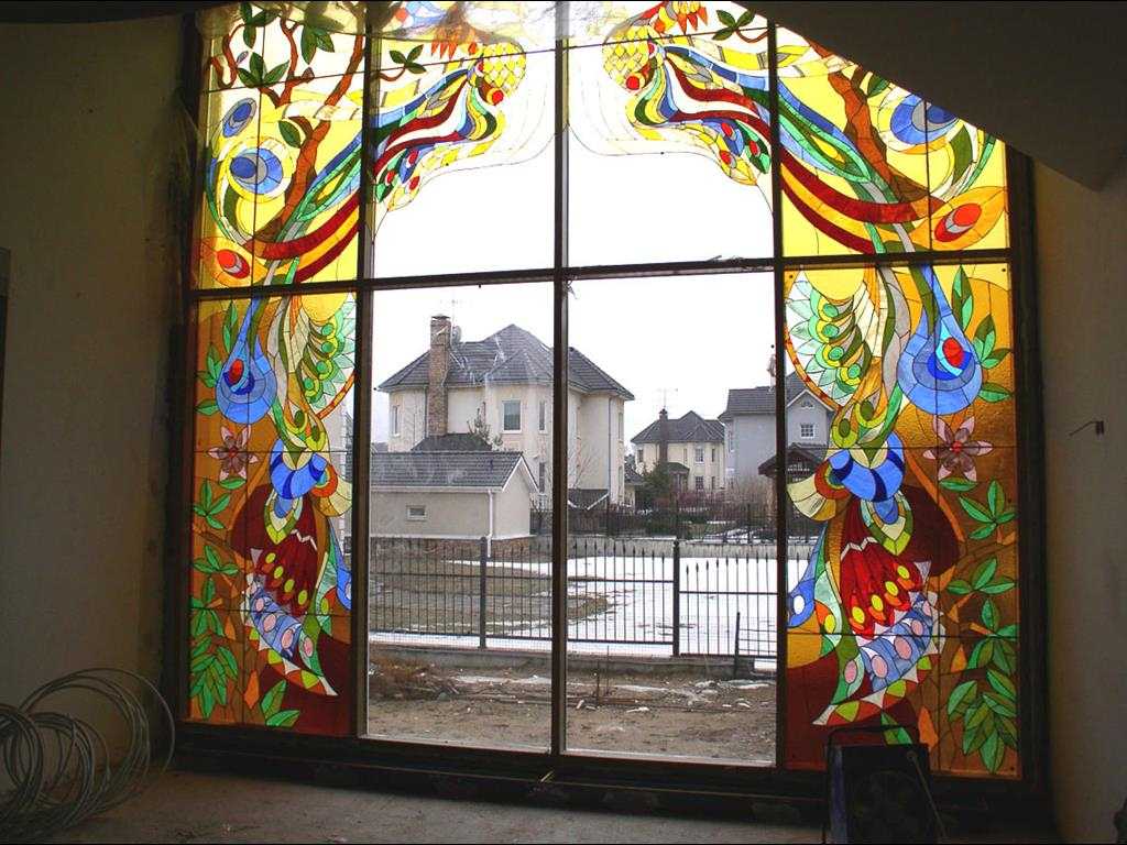 mozaikové mozaikové okno v interiéru ložnice