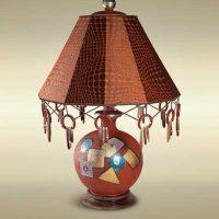 origineel ontwerp van lampenkap met geïmproviseerde materialen foto