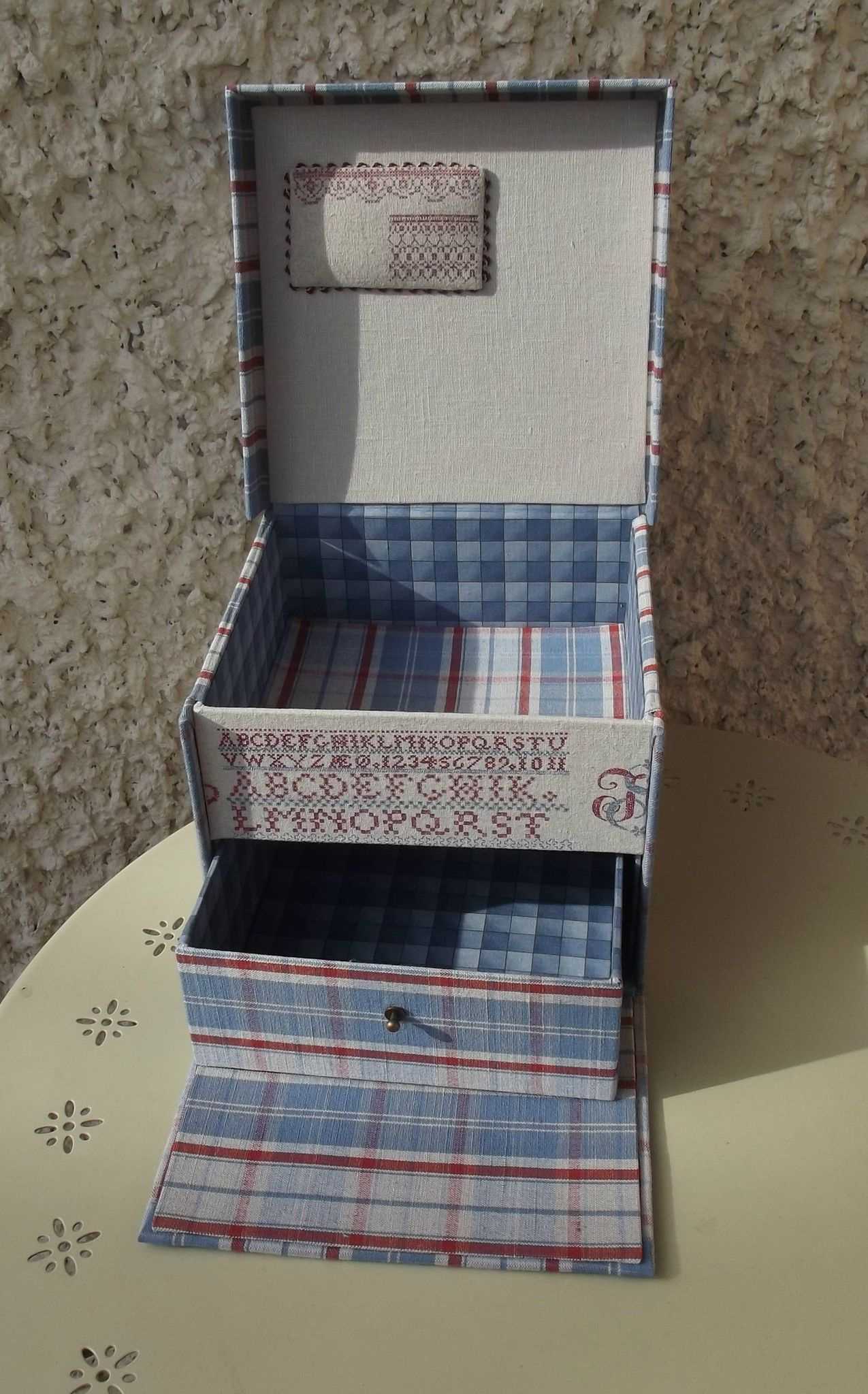 originální dekorace úložných boxů z improvizovaných materiálů