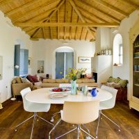 красив домашен интериор в гръцки стил снимка