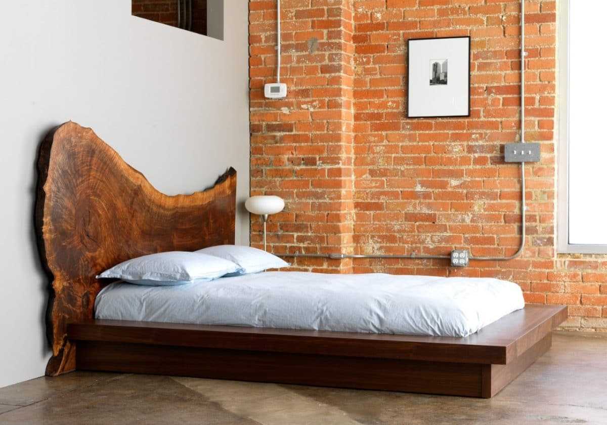 ярък дизайн на спалня със стари дъски