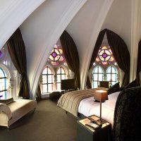 dalaman yang terang di dalam bilik tidur dalam foto gaya Gothic