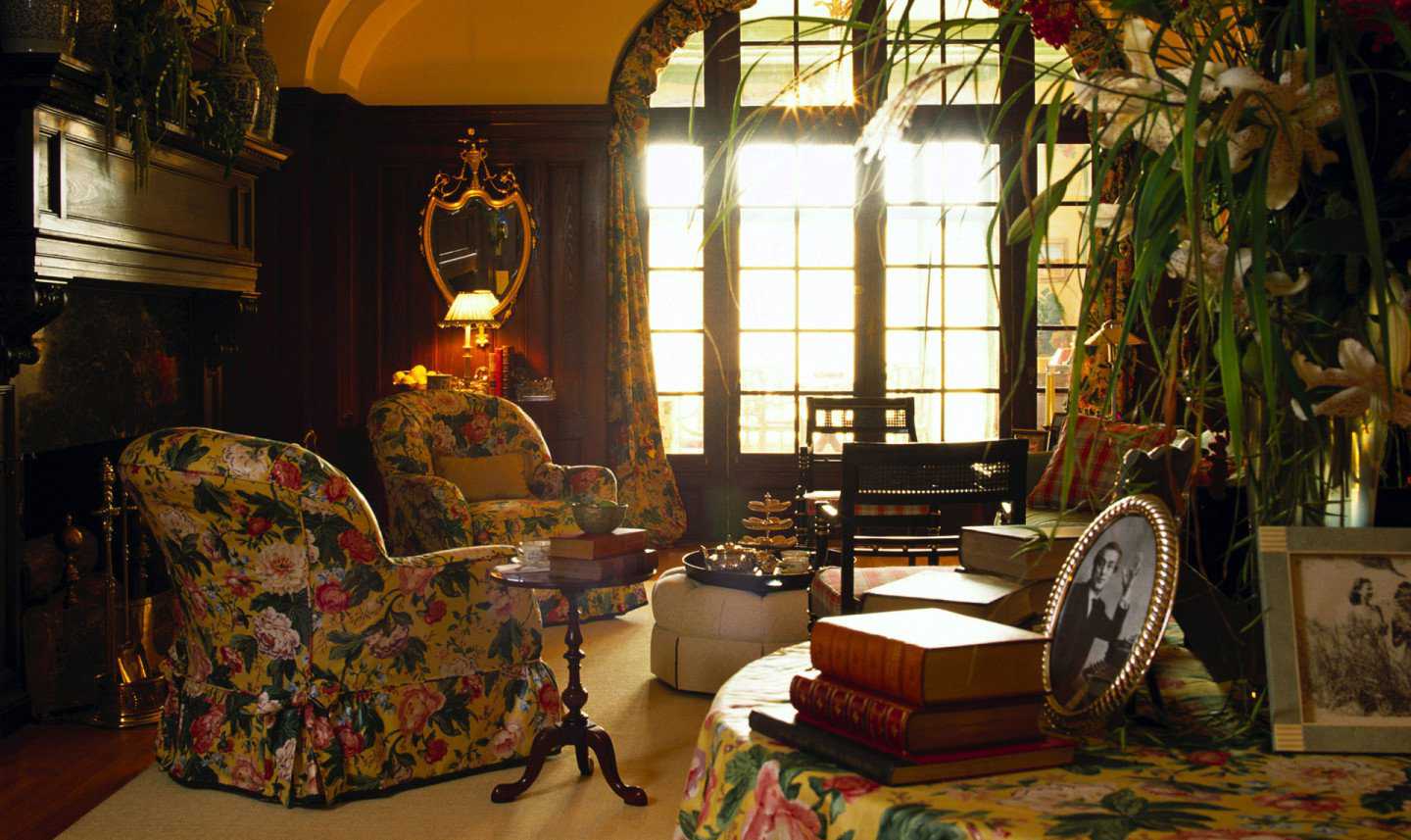 mūsdienu interjers dzīvojamā istabā vintage stilā