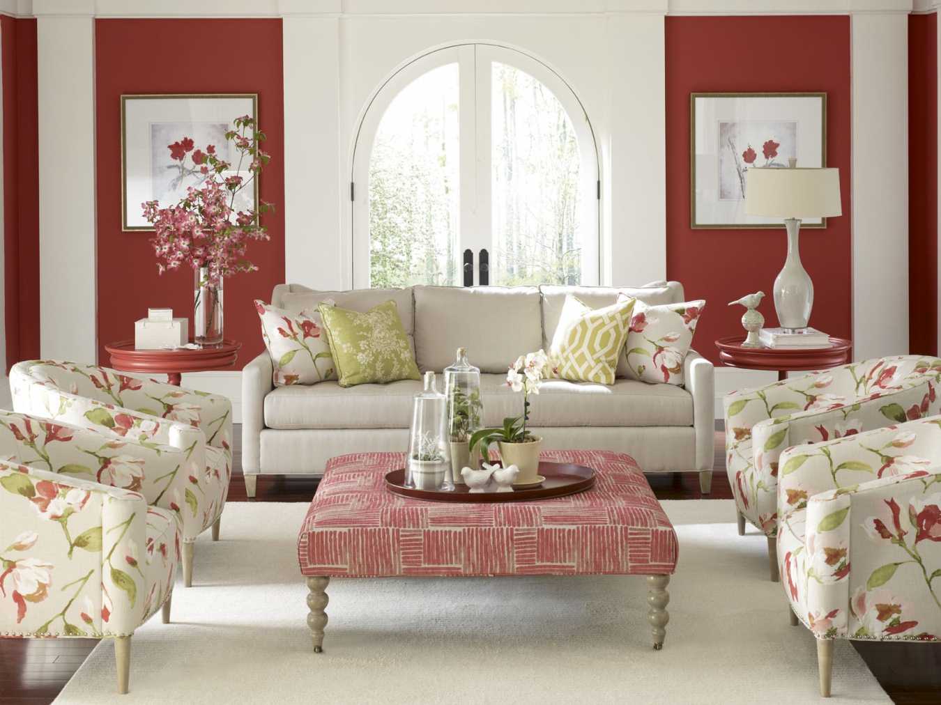 fasad yang luar biasa di ruang tamu pada gaya musim bunga