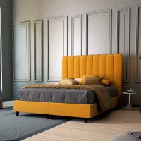 ongebruikelijk ontwerp van de kamer in mosterd kleurenfoto
