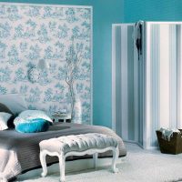 interior dormitor luminos în fotografie color albastru