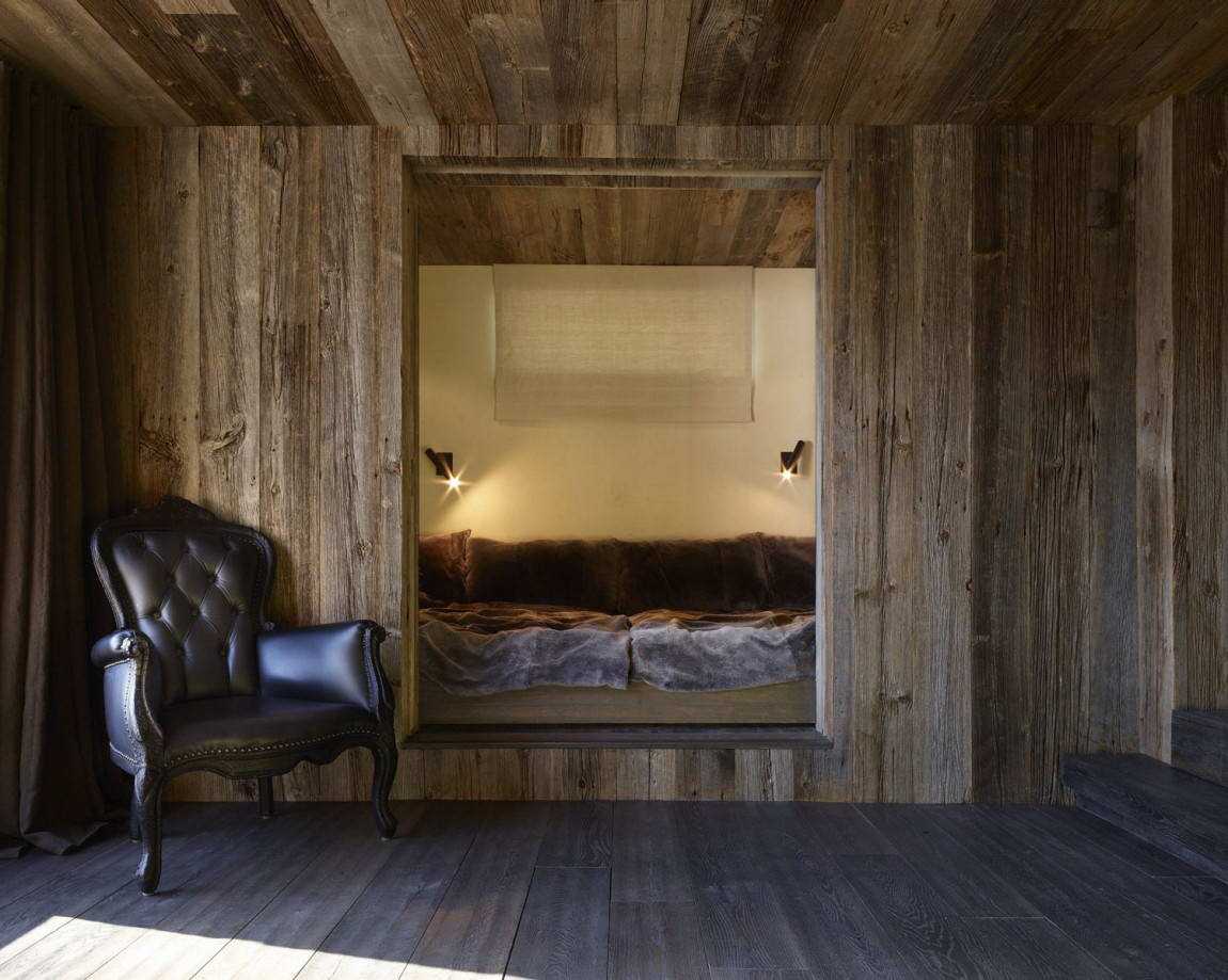 skaists guļamistabas dekors ar veciem dēļiem
