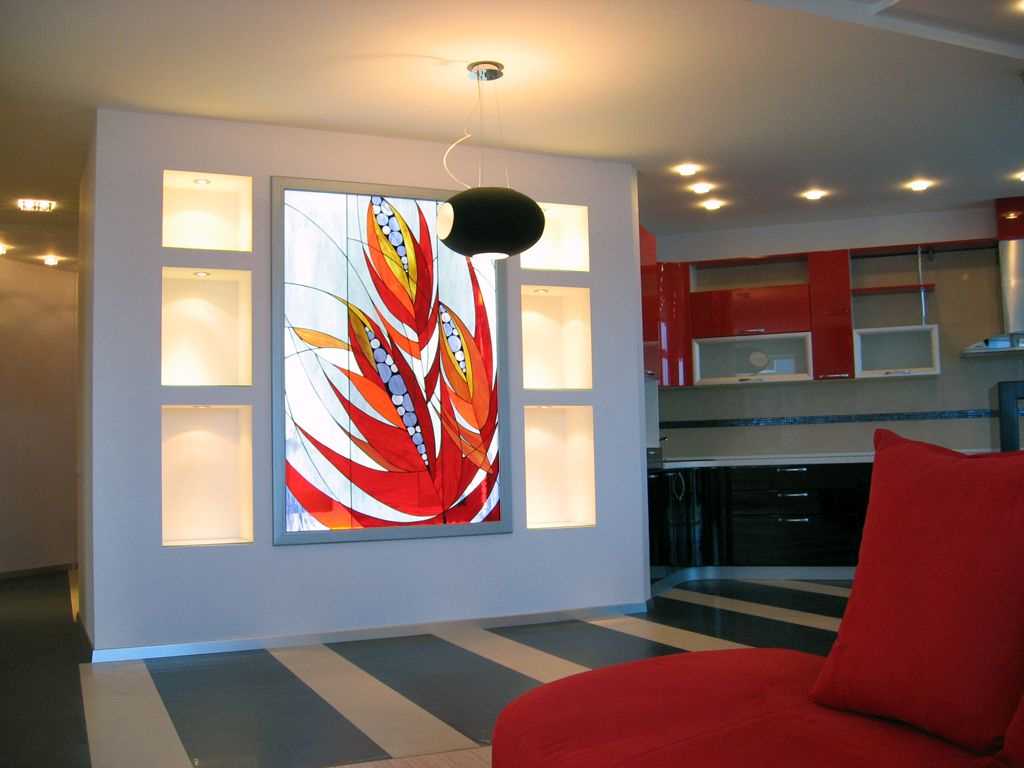 namo stiliaus dažytas vitražas