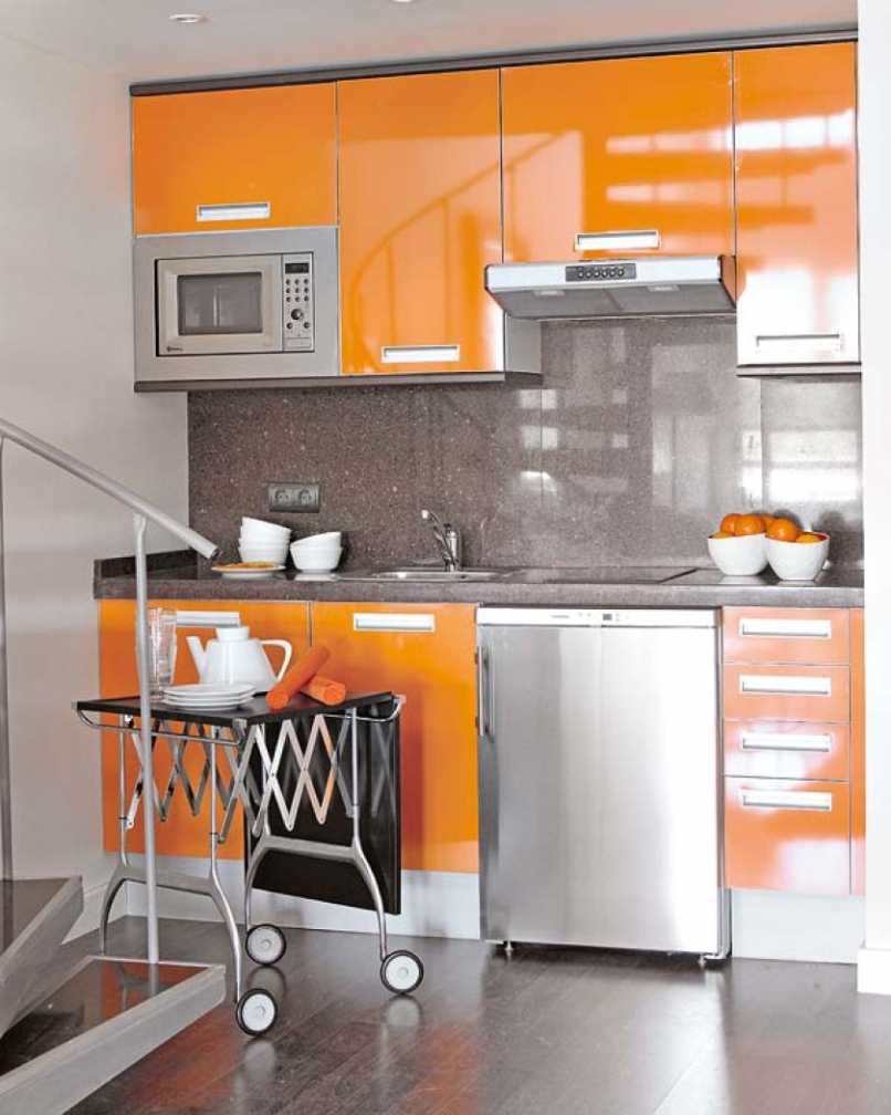 kombinace světle oranžové v interiéru ložnice s jinými barvami