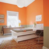una combinazione di arancione chiaro nello stile della camera da letto con altri colori della foto