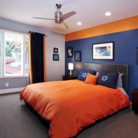 комбинация от тъмно оранжево в дизайна на хола с други цветове на снимката