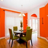 gaiši oranžas krāsas kombinācija virtuves dekorā ar citu krāsu fotoattēlu