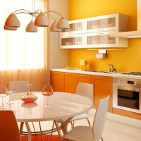 kombinace jasně oranžové v interiéru místnosti s jinými barvami