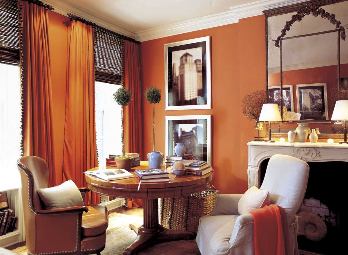 tumši oranžas krāsas kombinācija istabas interjerā ar citām krāsām