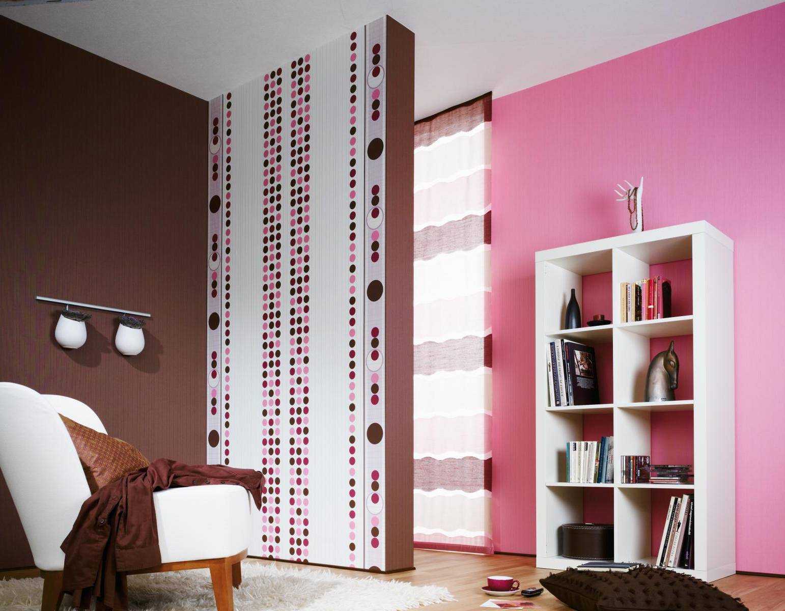 kambario stiliaus šviesiai rausvos spalvos derinys su kitomis spalvomis