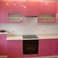 una combinazione di rosa scuro nell'arredamento dell'appartamento con foto di altri colori