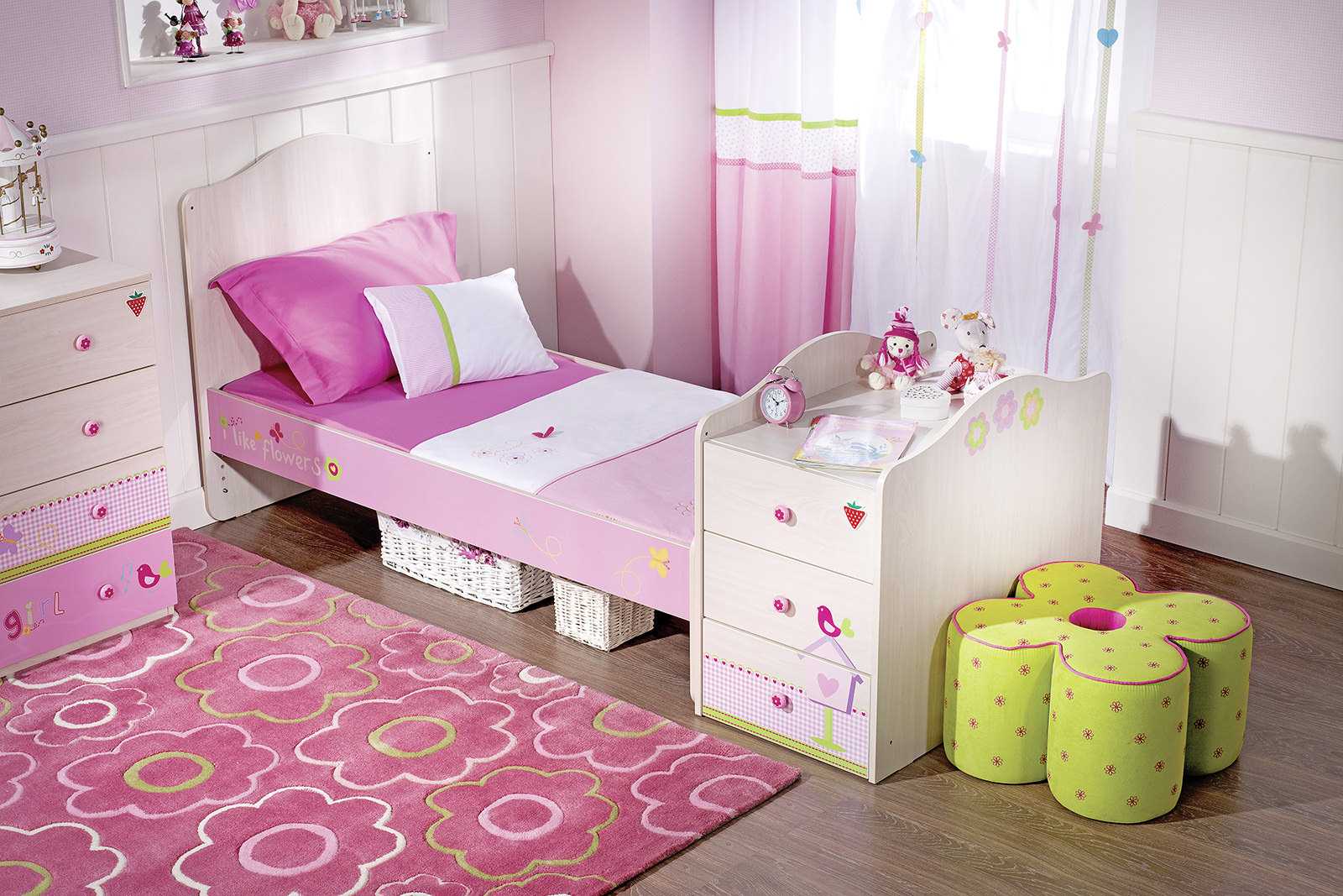 o combinație de roz închis în designul camerei de zi cu alte culori