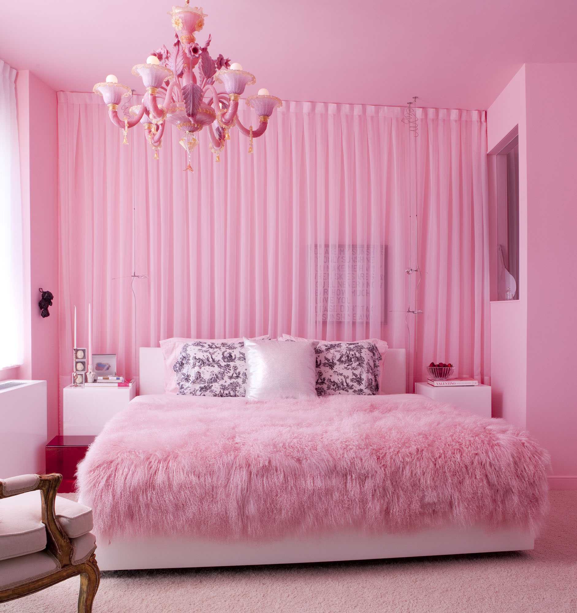 spilgti rozā kombinācija dzīvokļa dekorā ar citām krāsām