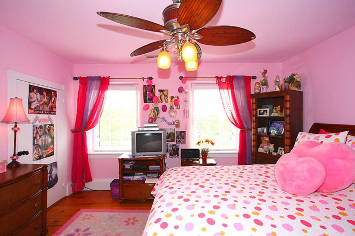 مزيج من اللون الوردي الداكن في المناطق الداخلية من المنزل مع الألوان الأخرى