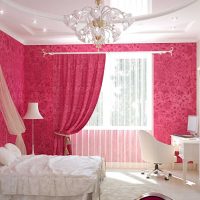 a világos rózsaszín kombinációja a szoba kialakításában más színű képpel