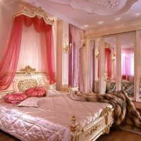 o combinație de roz deschis în interiorul camerei cu alte culori ale fotografiei
