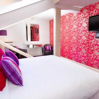 gabungan warna merah jambu terang dalam gaya bilik tidur dengan warna lain dari foto