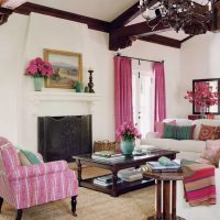 kombinasi merah jambu terang dalam reka bentuk ruang tamu dengan warna lain dari foto