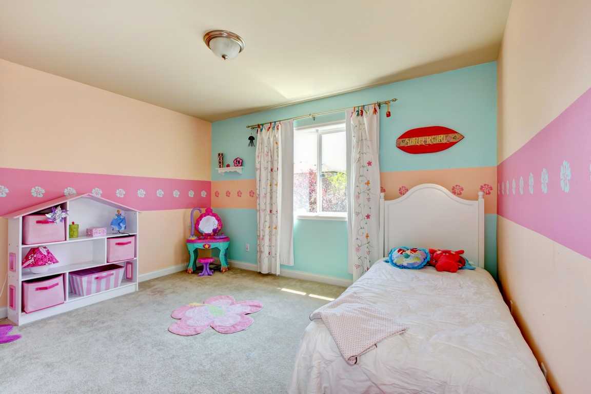 o combinație de roz închis în decorul casei cu alte culori