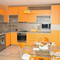 een combinatie van fel oranje in de stijl van de woonkamer met andere kleuren