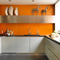 kombinace zářivě oranžové v dekoraci ložnice s dalšími barvami fotografie