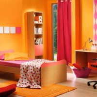 gaiši oranžas krāsas kombinācija mājas interjerā ar citu krāsu foto