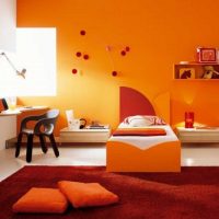 комбинация от тъмно оранжево в декора на хола с други цветове картина