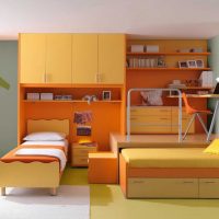 spilgti oranžas krāsas kombinācija virtuves dizainā ar citām foto krāsām
