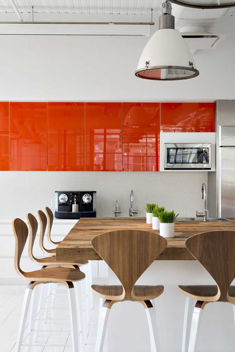 o combinație de portocaliu închis în designul bucătăriei cu alte culori