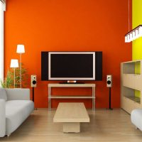 een combinatie van fel oranje in het interieur van de slaapkamer met andere kleuren van de foto