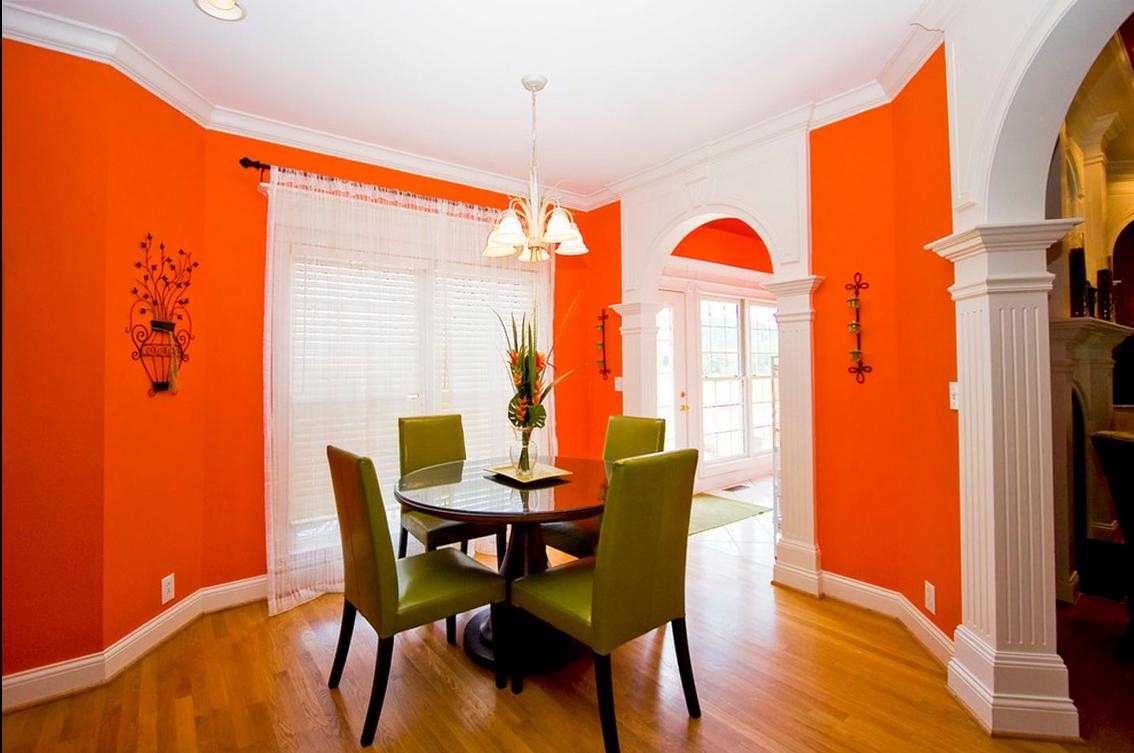 o combinație de portocaliu strălucitor în interiorul dormitorului cu alte culori