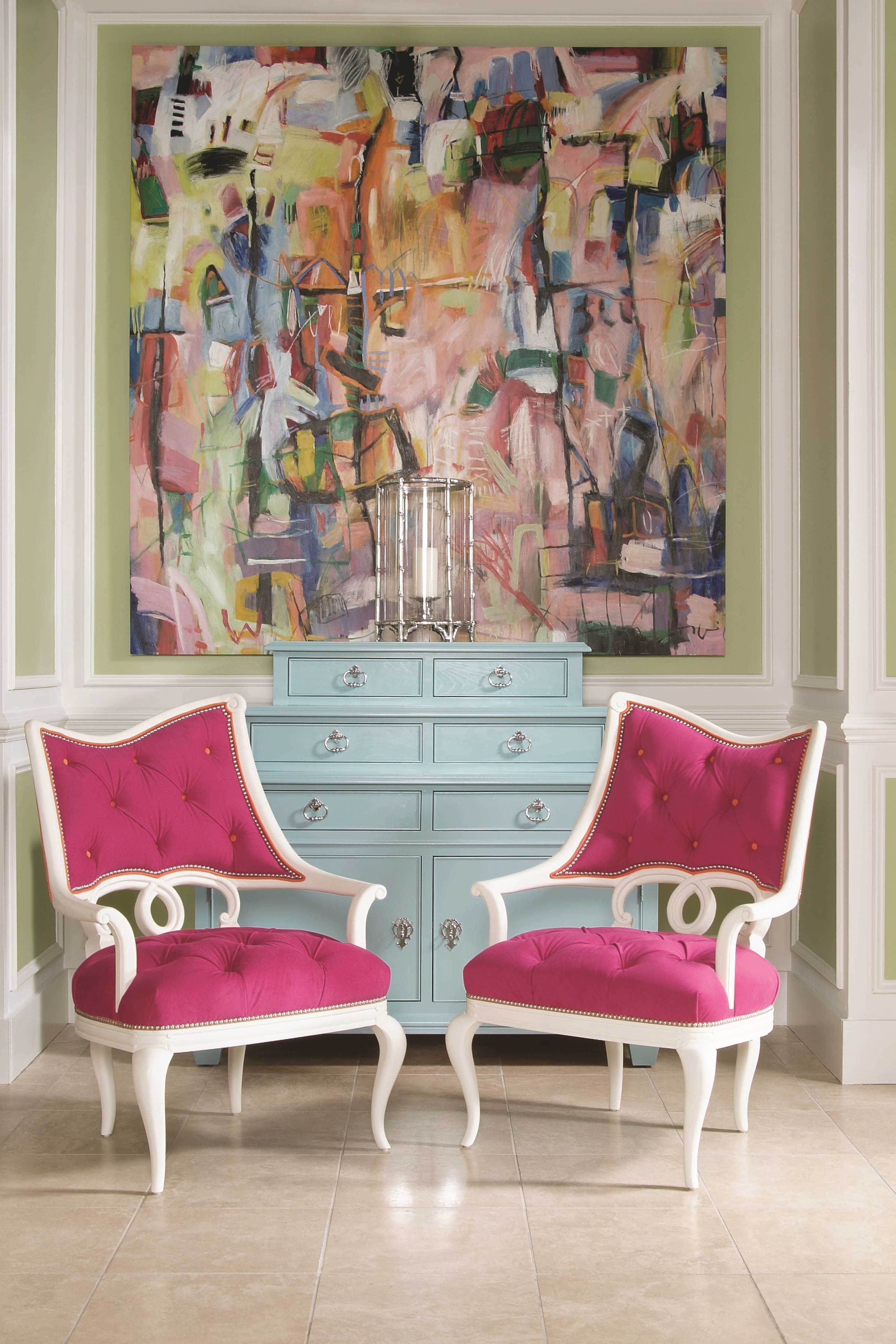 una combinazione di rosa scuro nello stile del soggiorno con altri colori