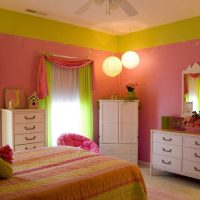 kombinasi merah jambu terang di pedalaman rumah dengan gambar warna lain