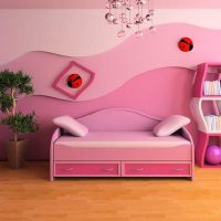مزيج من اللون الوردي الفاتح في تصميم الشقة مع الألوان الأخرى الصورة