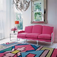 una combinazione di rosa scuro nello stile dell'appartamento con foto di altri colori