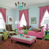 una combinazione di rosa chiaro nell'arredamento del soggiorno con foto di altri colori