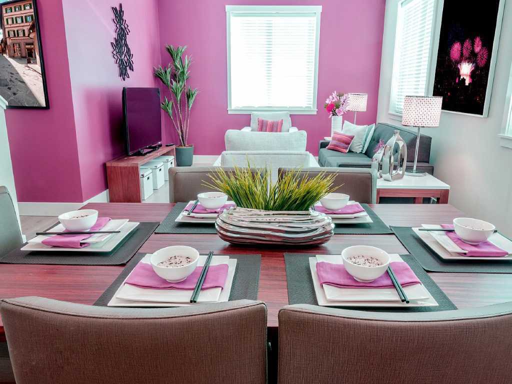o combinație de roz strălucitor în interiorul dormitorului cu alte culori
