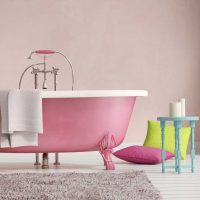 o combinație de roz deschis în designul casei cu alte culori ale fotografiei