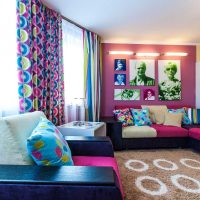 spilgti rozā kombinācija guļamistabas interjerā ar citām fotoattēla krāsām