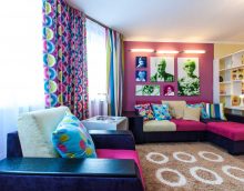 o combinație de roz strălucitor în interiorul dormitorului cu alte culori ale fotografiei
