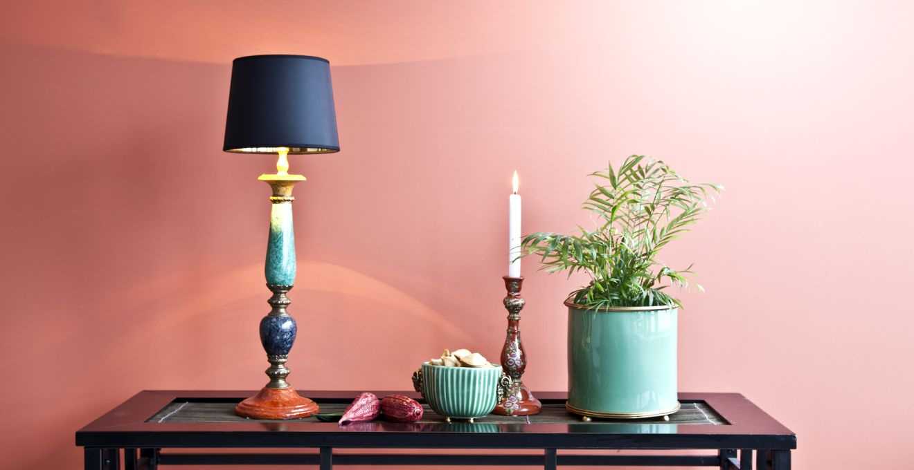spilgti rozā kombinācija dzīvokļa interjerā ar citām krāsām