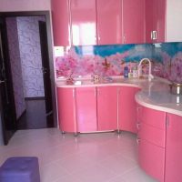 combinație de roz deschis în designul bucătăriei cu imaginea altor culori