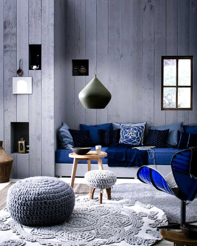 kombinace světle šedé v designu obývacího pokoje